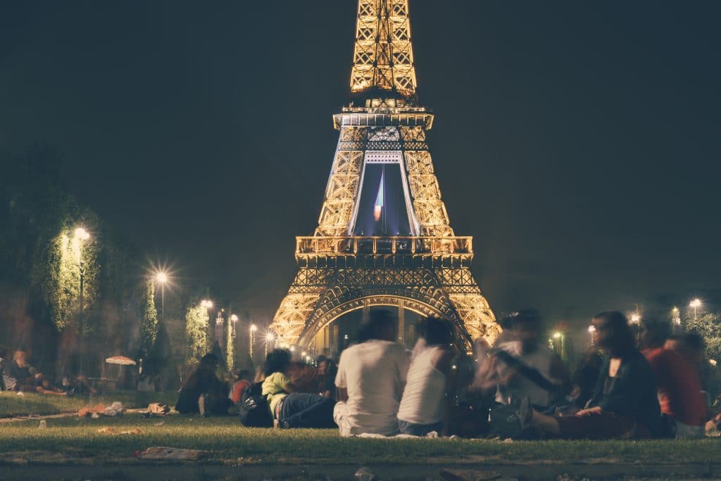 Picnic under the Eiffel Tower – for the ultimate Parisian experience.