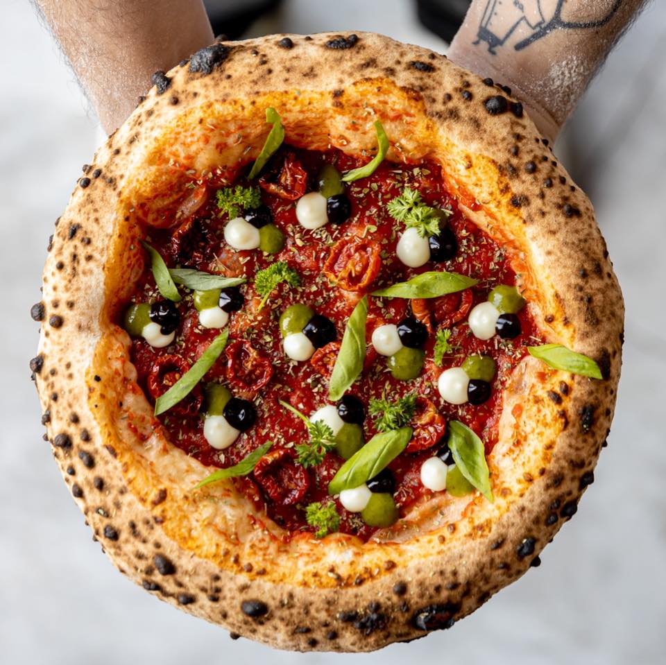 Seu Pizza Illuminati is a must for gourmet options.