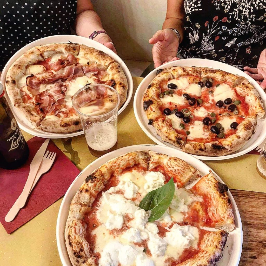 Grab a bite to eat close to Piazzale Michelangelo at I’Pizzacchiere.