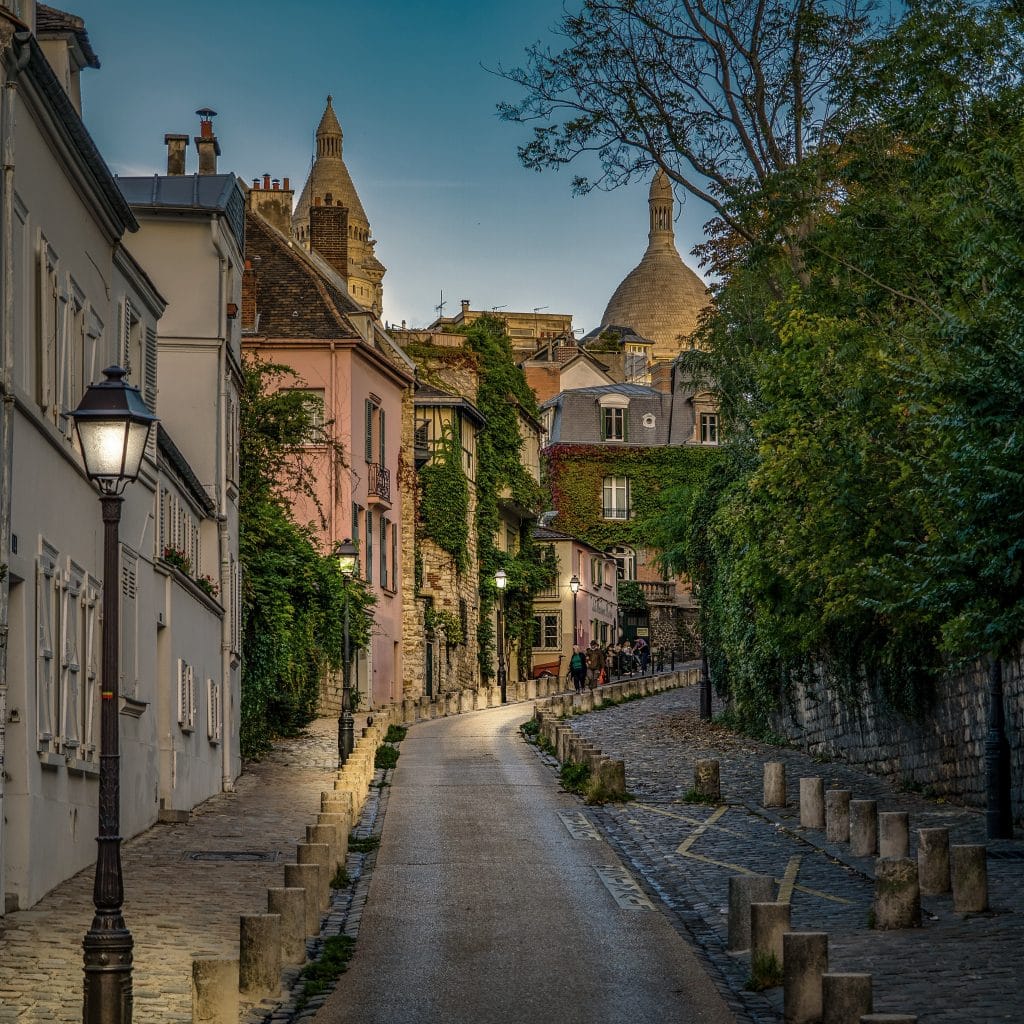 Rue de l’Abreuvoir is home to the famous pink house.