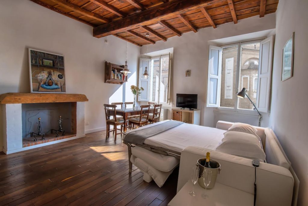 This small flat overlooks the Duomo and Medici Chapel.
