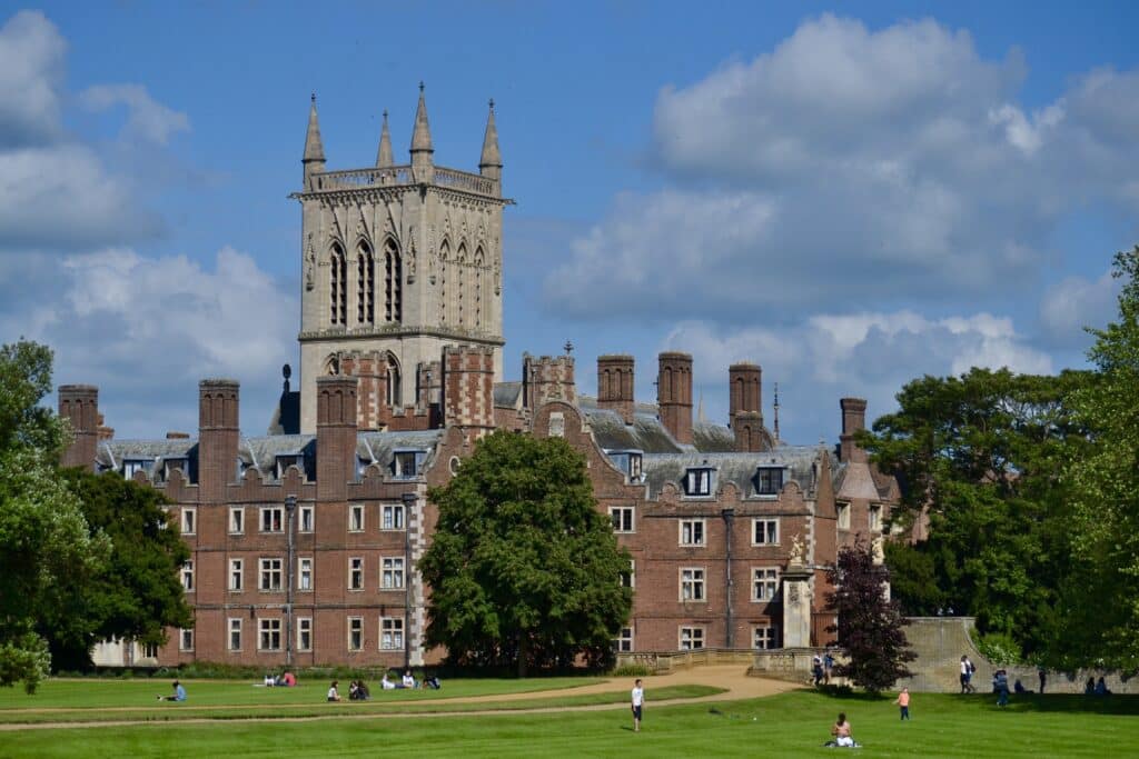 Cambridge is a famous university town.